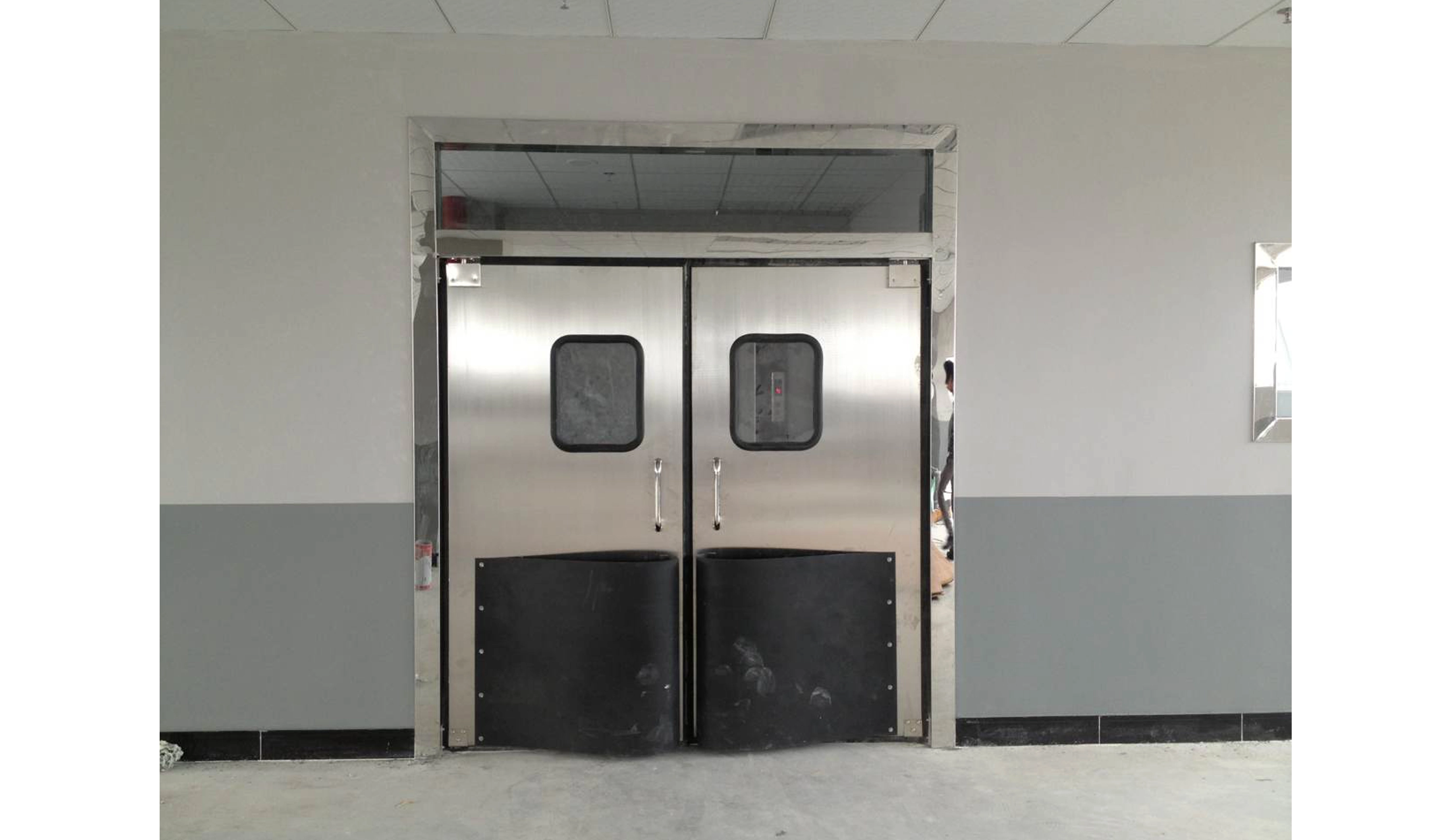 aluminum swinging traffic door